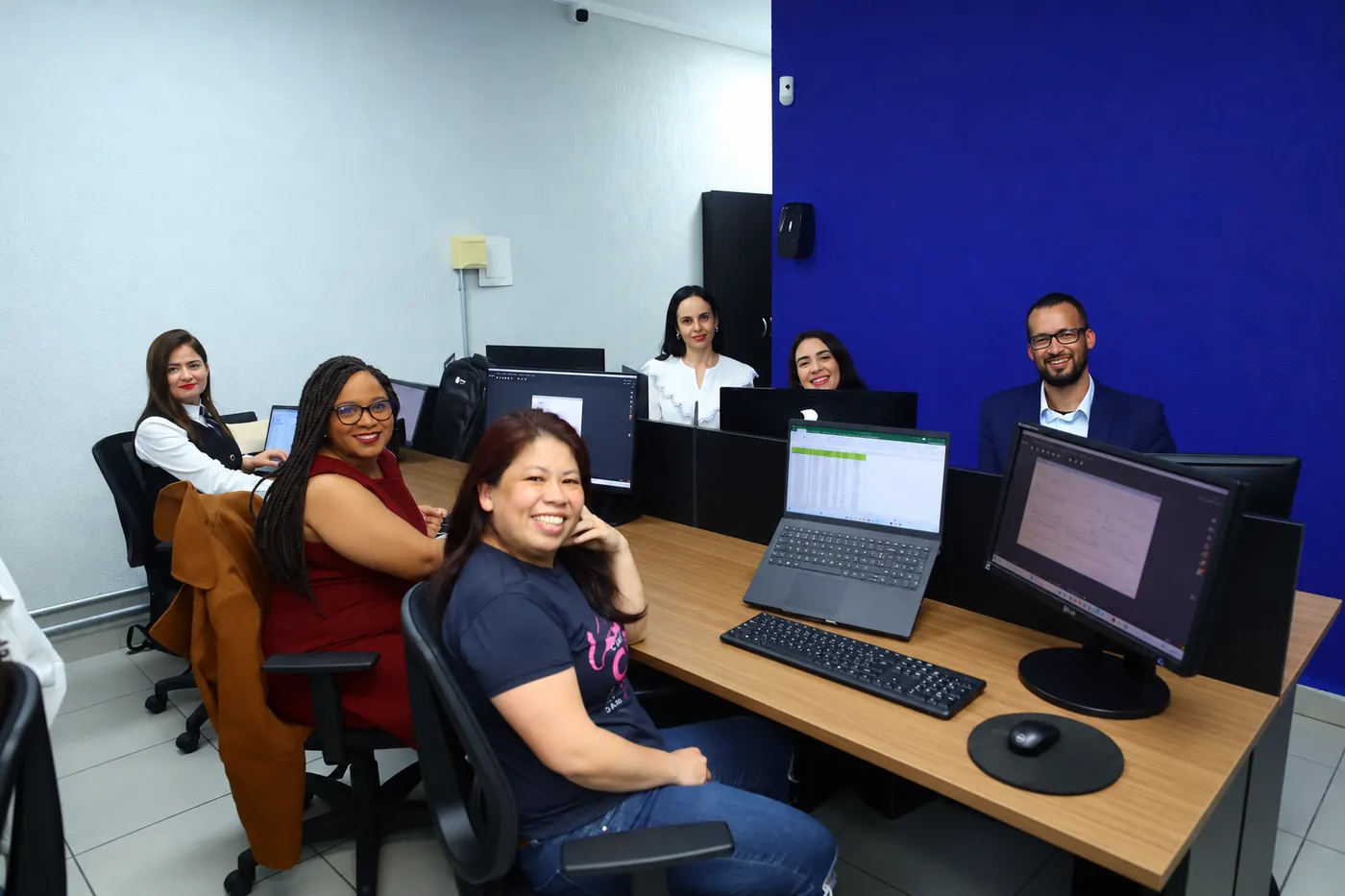 Integrantes da equipe Eascon reunidos em seu escritório