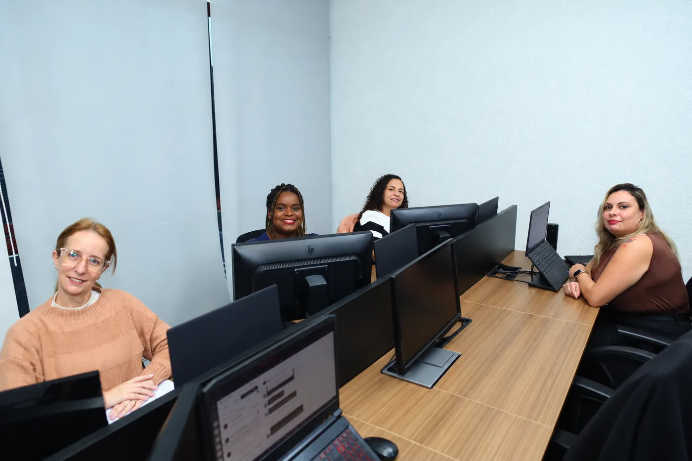 Quatro profissionais da equipe Eascon no escritório